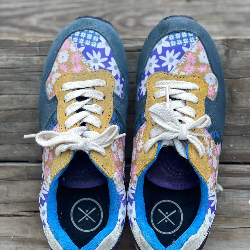 Inkkas Hendrix Jogger Sneakers with Blue and Tan Accents
